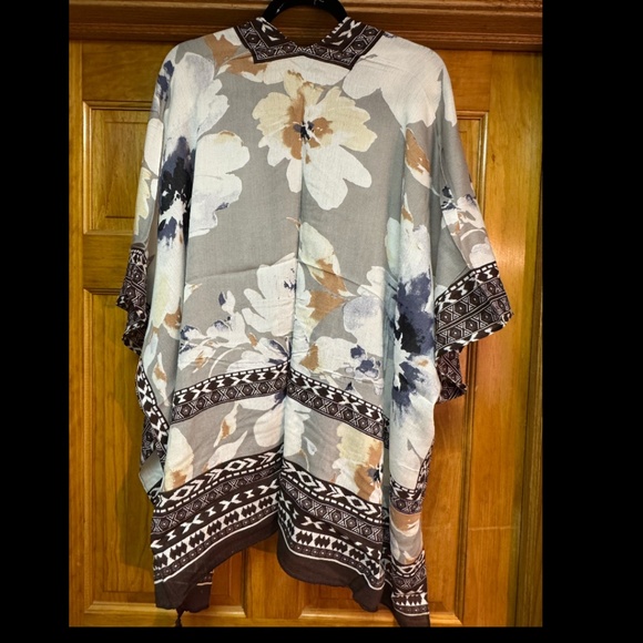 Women’s Wrap / Coverup Vince Camuto ONE SIZE - BRAND NEW - 100% Rayon - Picture 4 of 9